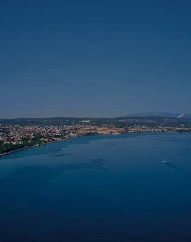 Vista Panoramica dal Lago su Rivoltella del Garda
